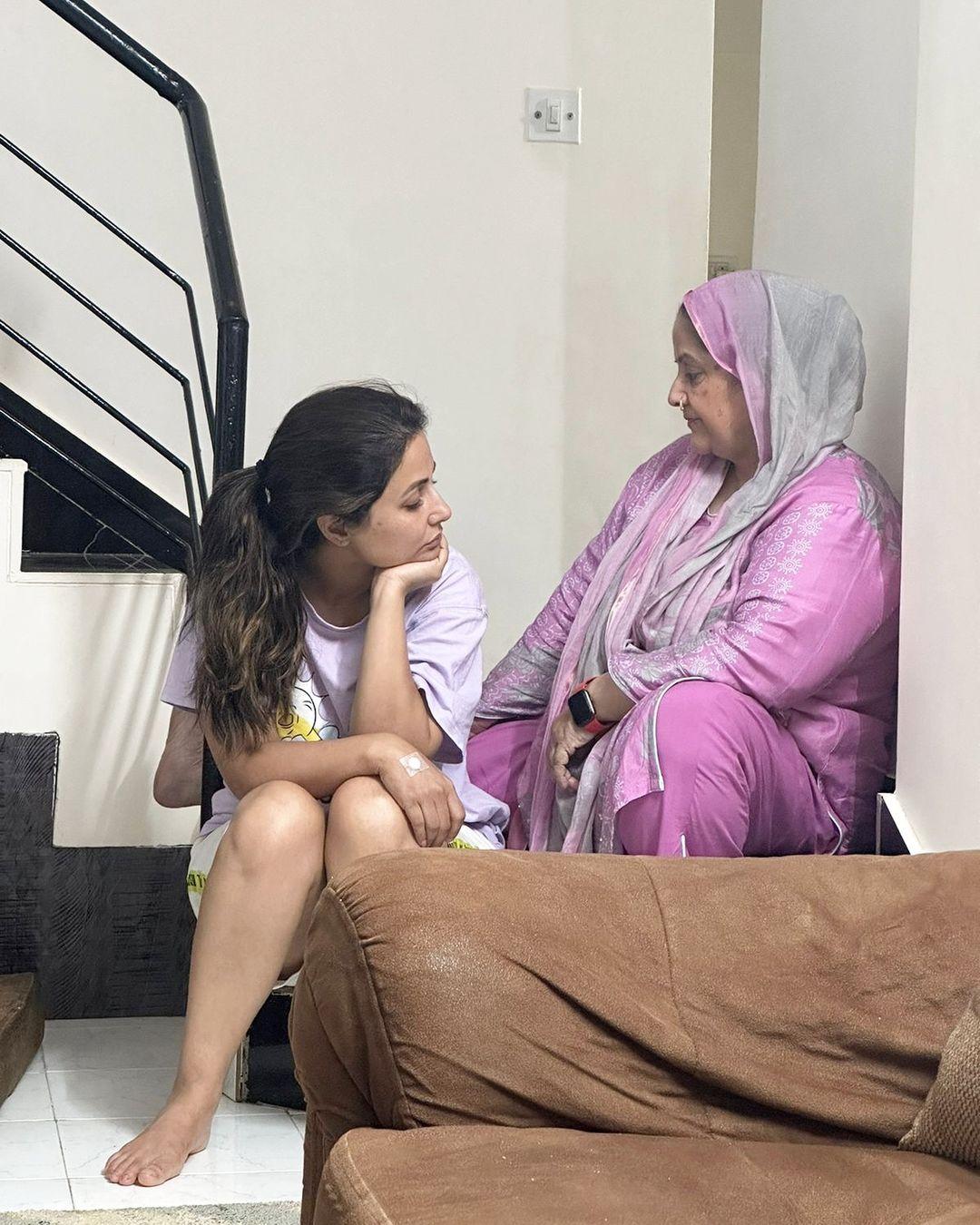 अदाकारा ने बताया कि `यहां तक ​​कि मेरी मां की दुनिया भी टूट रही थी, फिर भी उसने मुझे अपनी बाहों में आश्रय देने और मुझे ताकत देने का एक तरीका ढूंढ लिया. #मां` 