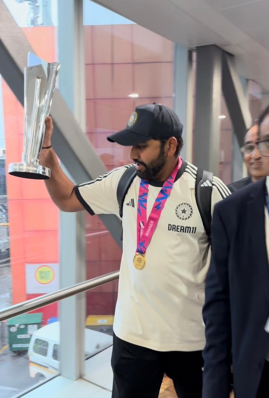 आज यानी गुरुवार को कप्तान रोहित शर्मा, इंडियन क्रिकेट टीम के साथ अपनी सरजमीं पर कदम रखा. 