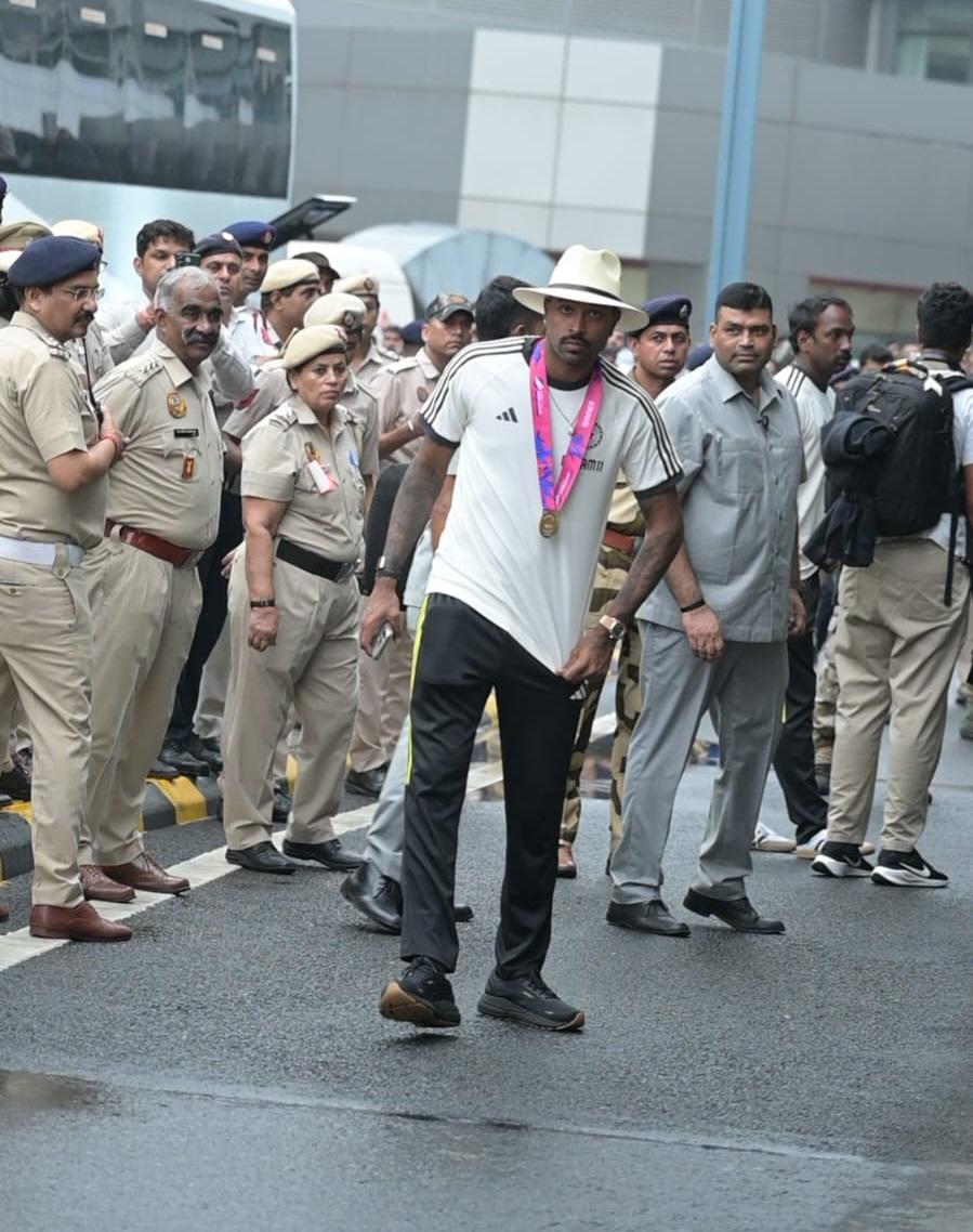 दिल्ली पहुंचने के बाद भारतीय टीम के सभी खिलाड़ी टीम को बस में बैठकर होटल ले जाया गया. 