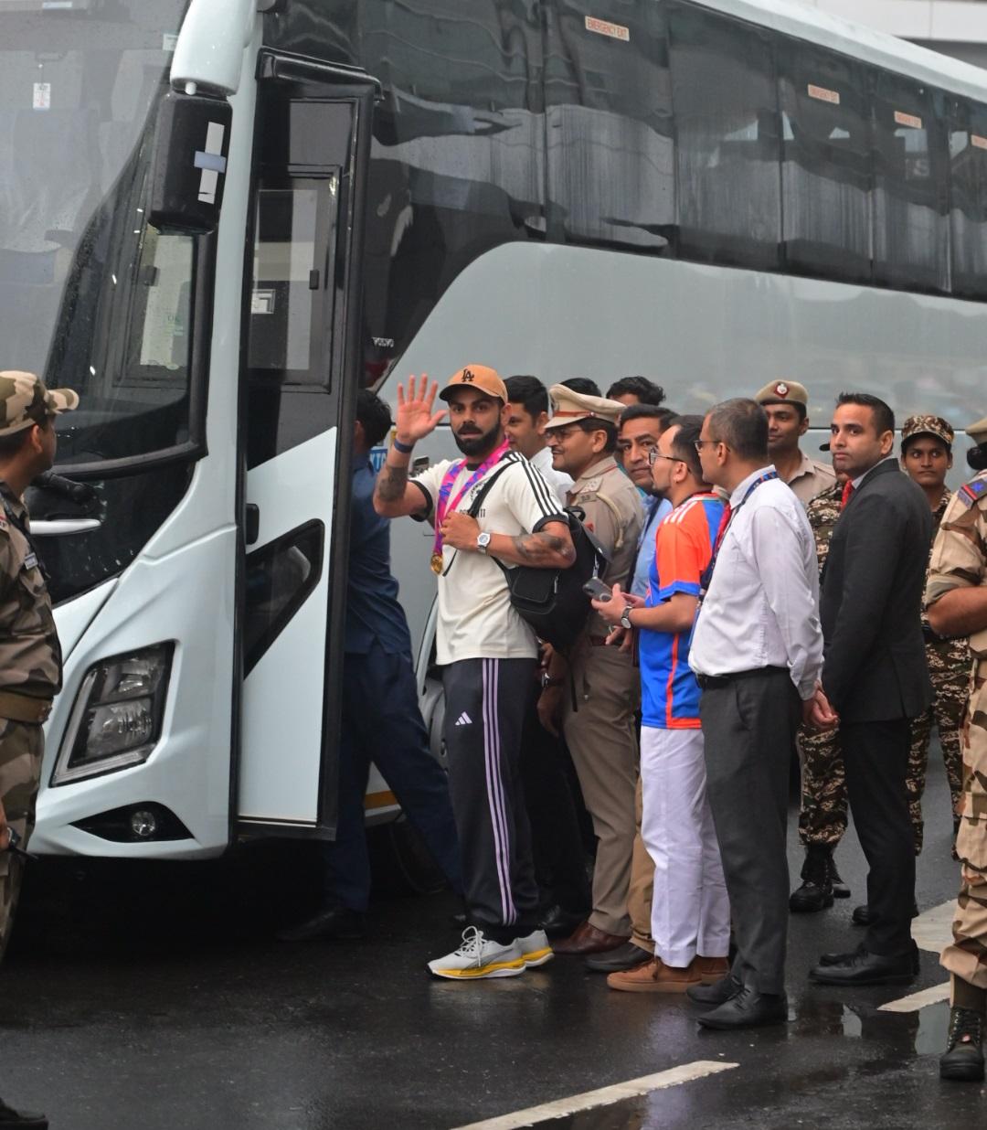 भारतीय टीम के सभी खिलाड़ी दिल्ली एयरपोर्ट से बाहर निकलते समय अपने गले टी20 वर्ल्ड कप की ट्रॉफी जीतने के बाद मिले मेडल को पहने हुए दिखाई दिए. 