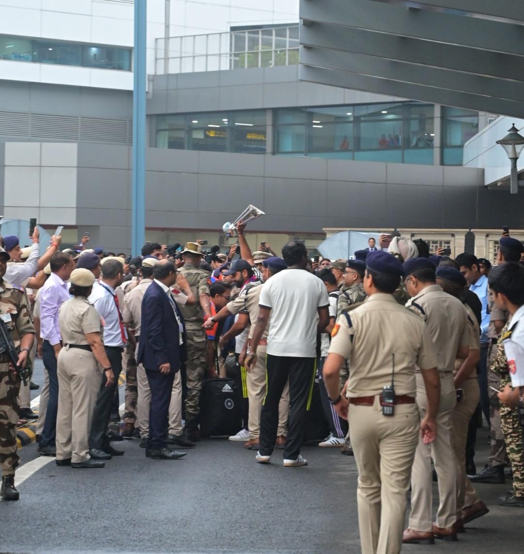जैसे ही बारबाडोस में तूफान की रफ्तार कम हुई वैसे ही टीम इंडिया को चार्टर्ड फ्लाइट के जरिए भारत लाया गया. 