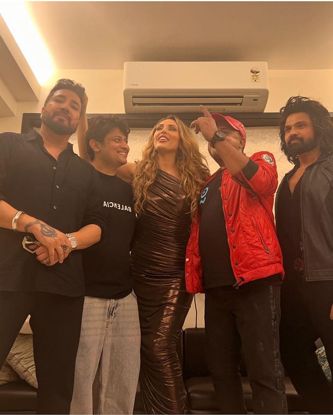 फोटोज में आप देख सकते है कि मीका सिंह, पलक मुच्छल, पलाश मुच्छल, शेखर रवजियानी, सोनाक्षी सिन्हा के पति जहीर इकबाल और आयुष शर्मा भी पार्टी इन्जॉय करने पहुंचे थे. 