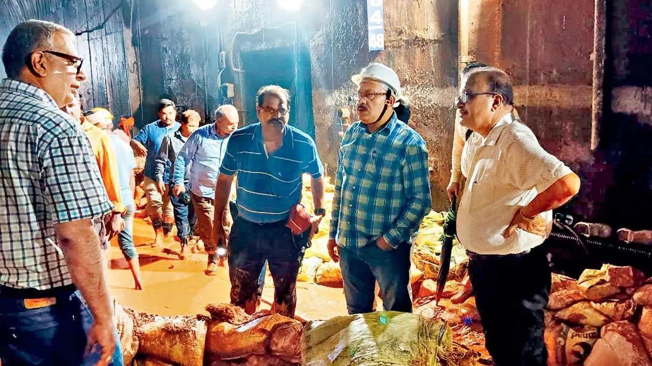 कोंकण रेलवे के अधिकारियों ने मार्ग में काम का निरीक्षण किया.