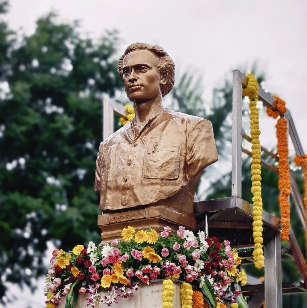 लोकशाहीर अन्नाभाऊ साठे ने अपने लेखन के माध्यम से वास्तविक जीवन का एक दृष्टिकोण प्रस्तुत किया. उन्होंने विपरीत परिस्थितियों में संघर्ष करना सिखाया और राज्य के सामाजिक एवं राजनीतिक क्षेत्र में बहुमूल्य योगदान दिया. 
