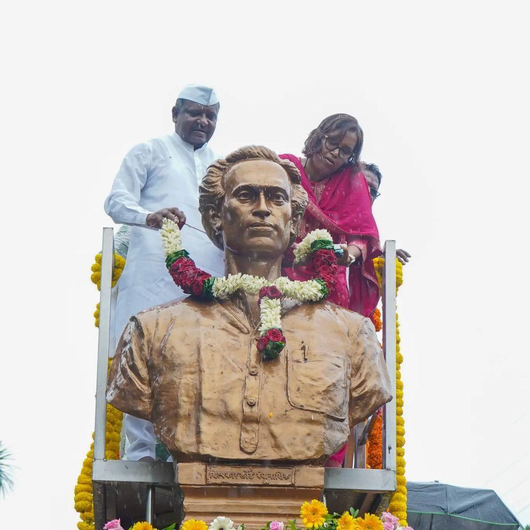 अन्नाभाऊ साठे के समर्थकों ने इस मौके पर उन्हें श्रद्धांजलि अर्पित की और उनके योगदान को नमन किया. 