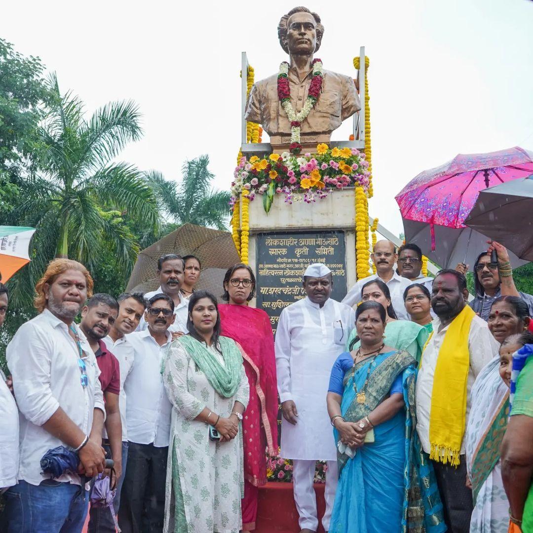 इस अवसर पर राकांपा नेता रवींद्र पवार, पूर्व नगरसेविका आशाताई मराठे, कचरू यादव, जिला अध्यक्ष फकीरा उकंडे, सरोजनी सकटे, देवेन्द्र खालसे, सुदाम अवाडे सहित सैकड़ों कार्यकर्ता उपस्थित थे.