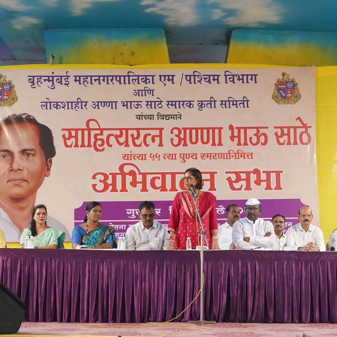 साहित्य रत्न अन्नाभाऊ साठे की पुण्यतिथि के अवसर पर आयोजित कार्यक्रम में सांसद वर्षा गायकवाड़ ने कहा, `महाराष्ट्र साधु-संतों, समाज सुधारकों और महापुरुषों की भूमि है. राज्य छत्रपति शिवाजी महाराज, राजर्षि शाहू महाराज, महात्मा फुले, महापुरुष डॉ. बाबासाहेब अम्बेडकर जैसे महापुरुषों के विचारों पर चल रहा है, और इसी भूमि पर लोकतांत्रिक अन्नाभाऊ साठे का जन्म हुआ.`