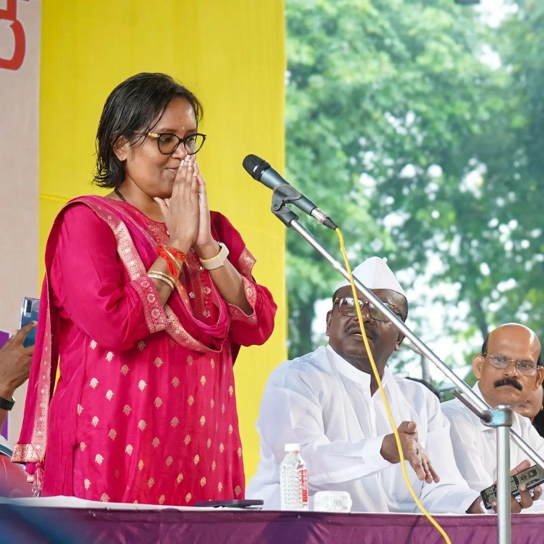 कार्यक्रम में सांसद वर्षा गायकवाड़ ने बताया कि `अन्नाभाऊ साठे का साहित्य परिवर्तन का उत्प्रेरक रहा है. महाराष्ट्र के समग्र निर्माण और परिवर्तन में अन्नाभाऊ साठे के साहित्य का योगदान महत्वपूर्ण है.`
