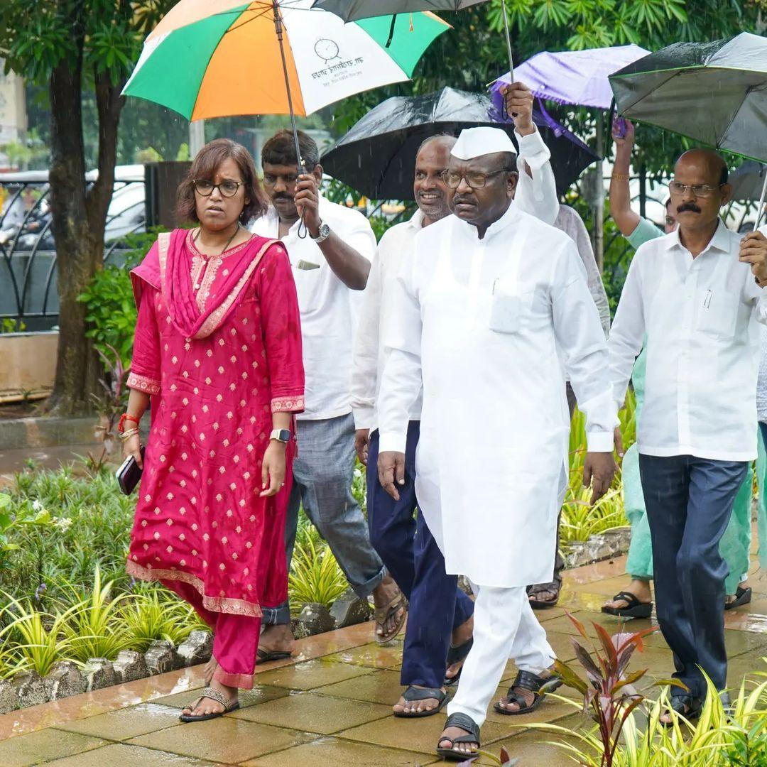 उन्होंने आगे कहा, `अन्नाभाऊ साठे ने अपनी कलम से समाज को हकीकत दिखाई. उन्होंने अपनी कहानियों और कादंबरी के माध्यम से सामाजिक, राजनीतिक और परिस्थिति को लोगों के सामने प्रस्तुत करते हुए मानवीय संबंधों की जटिलताओं का भी वर्णन किया है.`