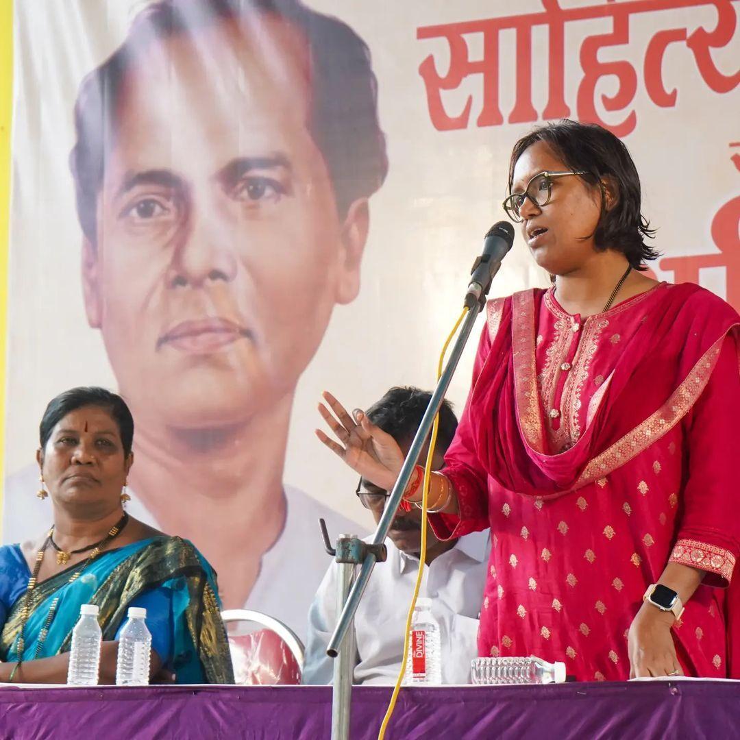 साहित्य रत्न डेमोक्रेट अन्नाभाऊ साठे ने अपना जीवन मानवता और शोषण से मुक्ति के लिए समर्पित कर दिया. यह बात मुंबई कांग्रेस अध्यक्ष सांसद वर्षा गायकवाड़ ने कही.
