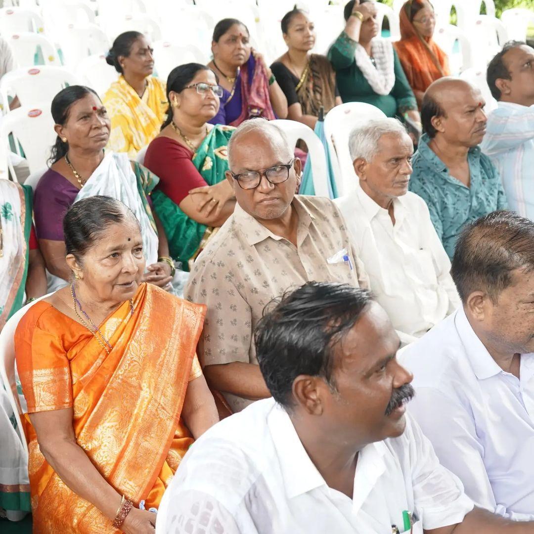 वर्षा गायकवाड़ ने यह भी कहा, `महापुरुषों द्वारा स्थापित आदर्शों का पालन किया जाना चाहिए और उनकी जयंती और पुण्य तिथि पर सिर्फ माला पहनाने तक ही सीमित न रहकर उनके विचारों से प्रेरणा लेनी चाहिए.`