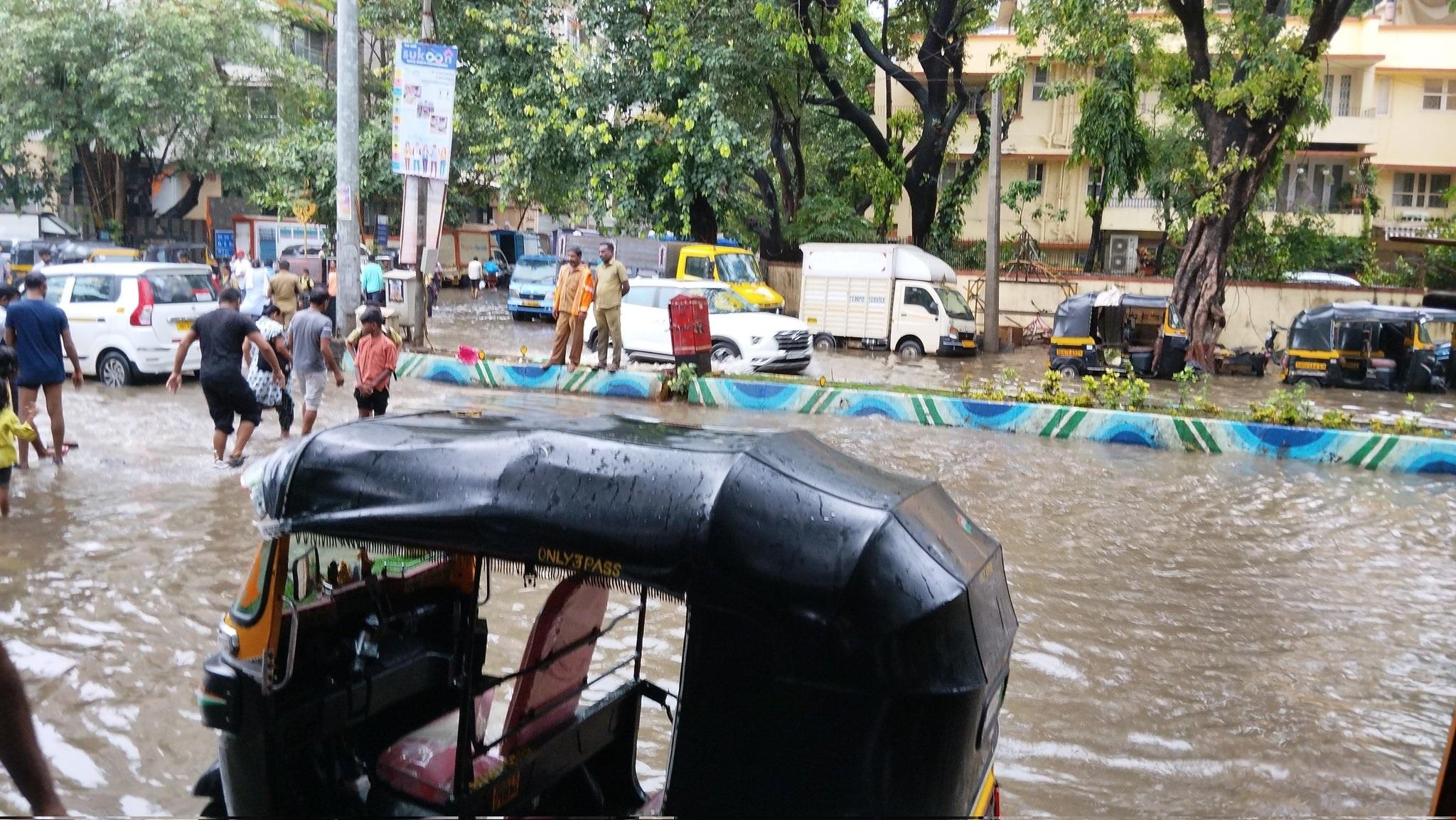 मध्य महाराष्ट्र और मराठवाड़ा में 8 जुलाई से 10 जुलाई के बीच भारी बारिश की संभावना है.