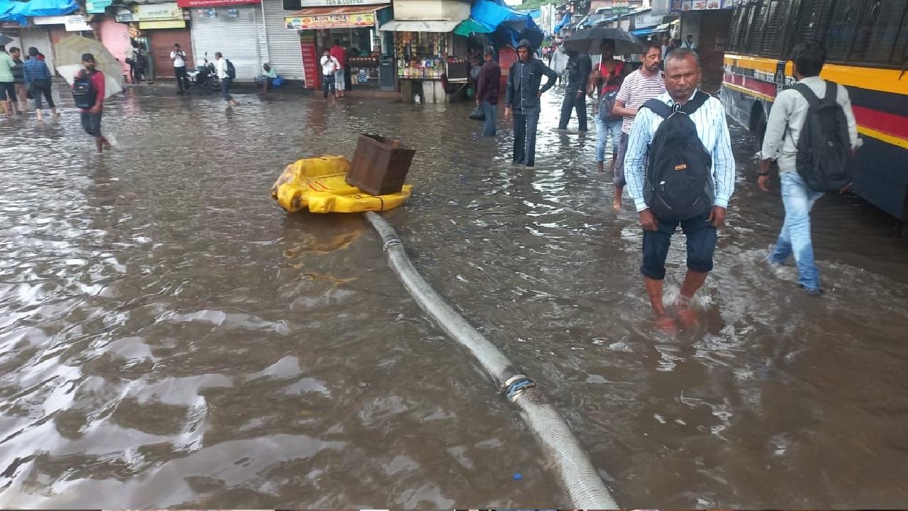 मुंबई उपनगरों, ठाणे और पालघर में कुछ स्थानों पर बहुत भारी से भारी बारिश की चेतावनी दी गई है. 