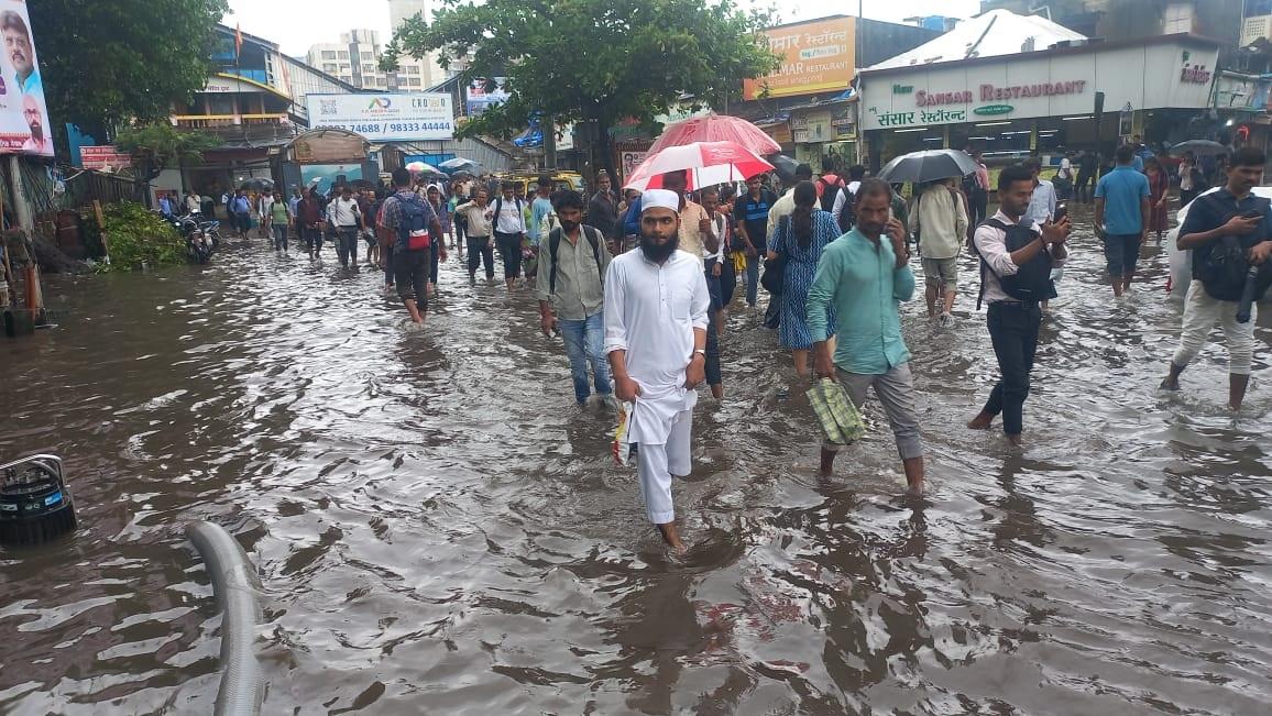 मुंबई समेत पूरे महाराष्ट्र में अगले तीन से चार दिनों तक भारी बारिश की संभावना है.