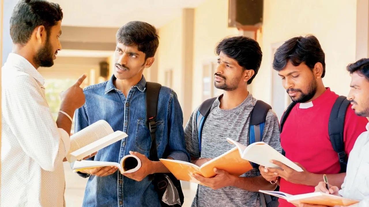 पिछले साल कोपर खैराने की एक भीड़भाड़ वाली गली में एक कोचिंग सेंटर में आग लगने की घटना हुई थी. प्रतीकात्मक तस्वीर