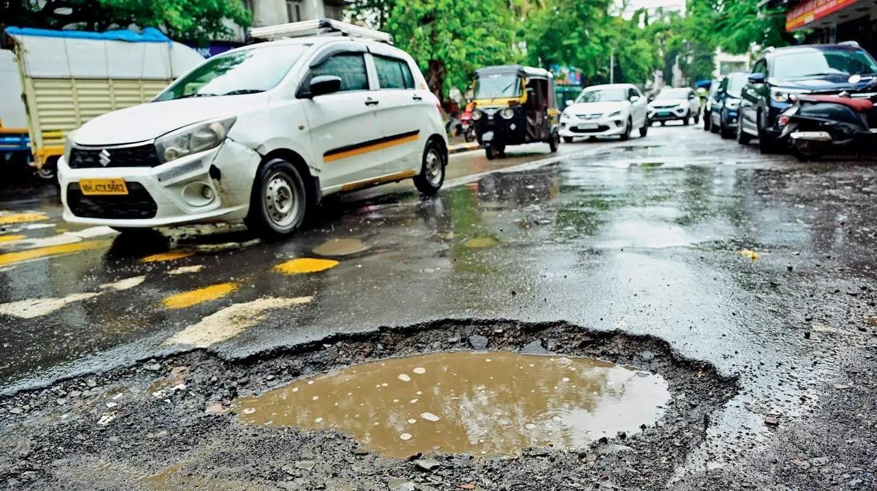 9 जुलाई को बांद्रा में मेहबूब स्टूडियो के बाहर गड्ढा. Pic/Shadab khan