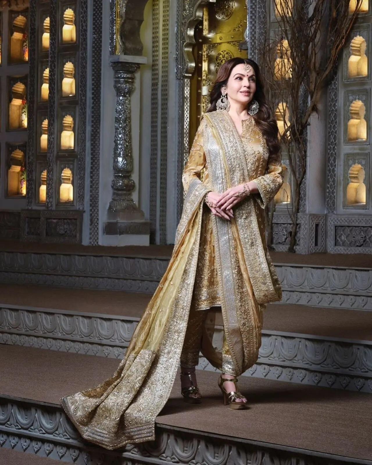 हल्दी समारोह के लिए, नीता ने खड़ा दुपट्टे के साथ पहने जाने वाले क्लासिक हैदराबादी कुर्ते से प्रेरित एक प्राचीन सोने का पहनावा पहना था. जोकि बेहद खूबसूरत था. 