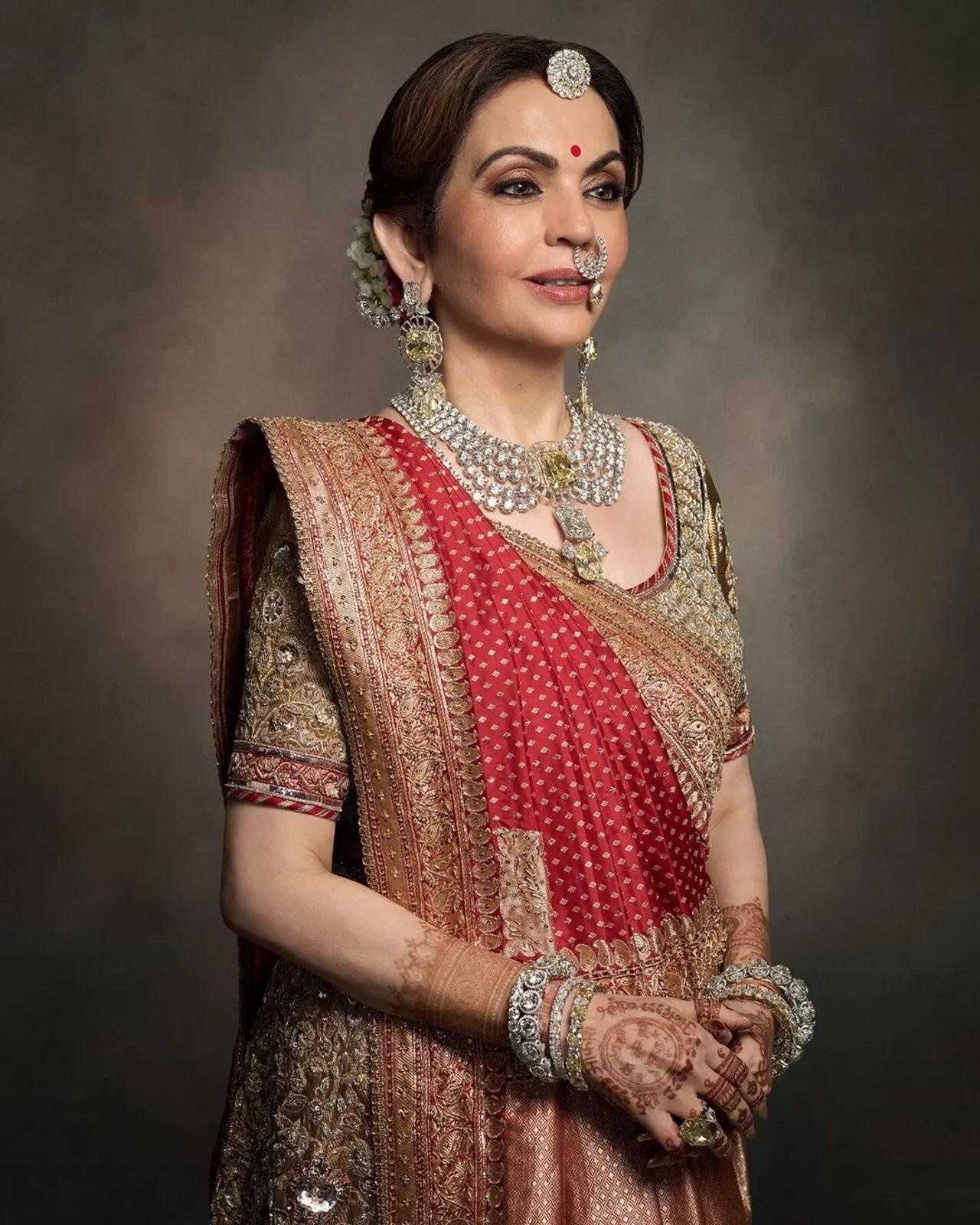 शादी के लिए, नीता ने `स्वदेश` के प्रतिभाशाली कारीगरों द्वारा हाथ से बुना हुआ एक अद्भुत पहनावा पहना था. वह स्वारोवस्की क्रिस्टल से सजे नक्शी और जरदोजी के काम से सजे लाल टिशू दुपट्टे और एक क्लासिक बनारसी ज़री साड़ी के साथ बेहद खूबसूरत लग रही थीं.