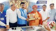 प्रवीण खंडेलवाल को स्मृति चिह्न भेंट करते द ग्रेन, राइस एंड ऑयलसीड्स मर्चेंट्स एसोसिएशन के पदाधिकारी