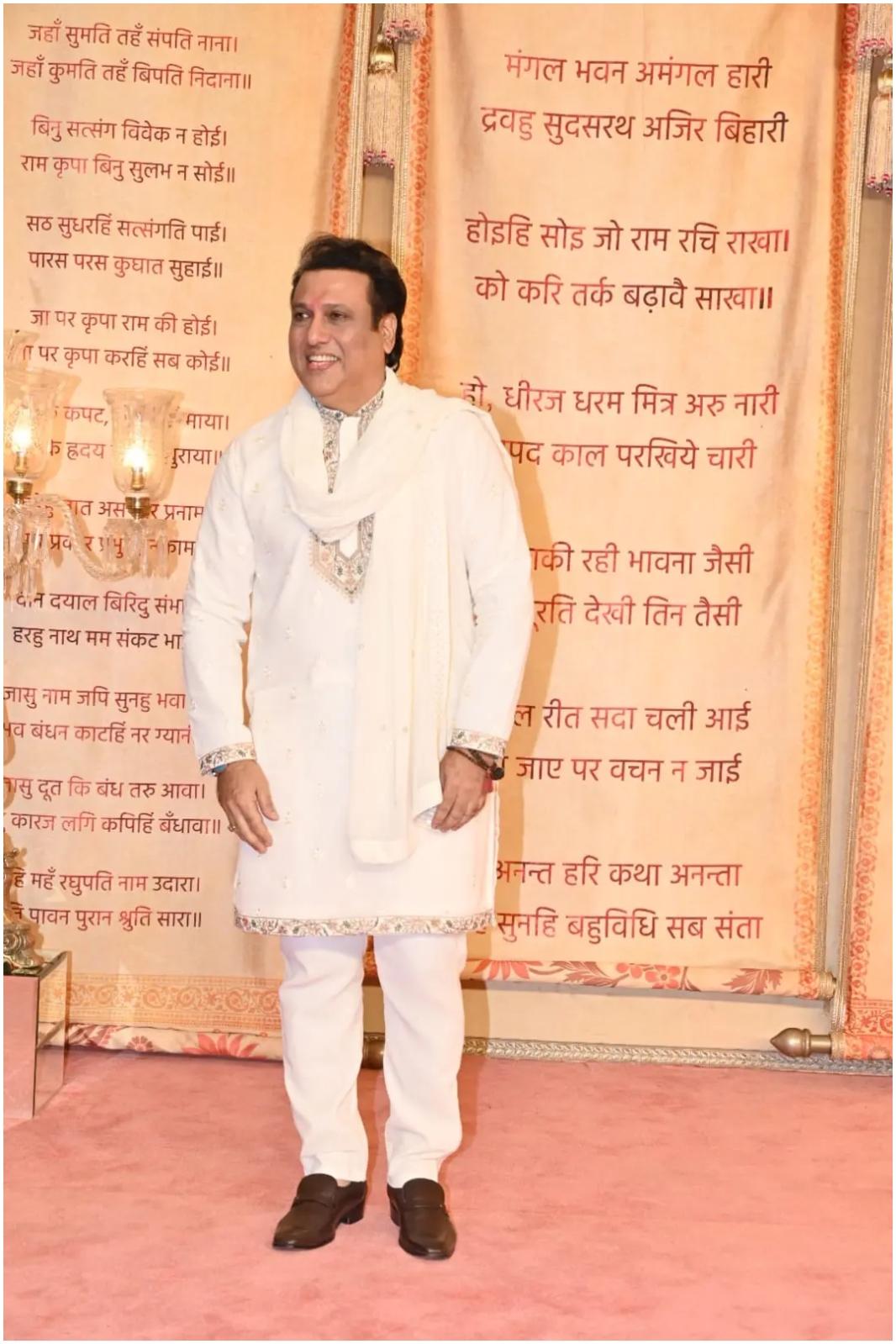 रिसेप्शन में गोविंदा सफेद स्ट्रक्चर्ड कुर्ता पहनकर पहुंचे.