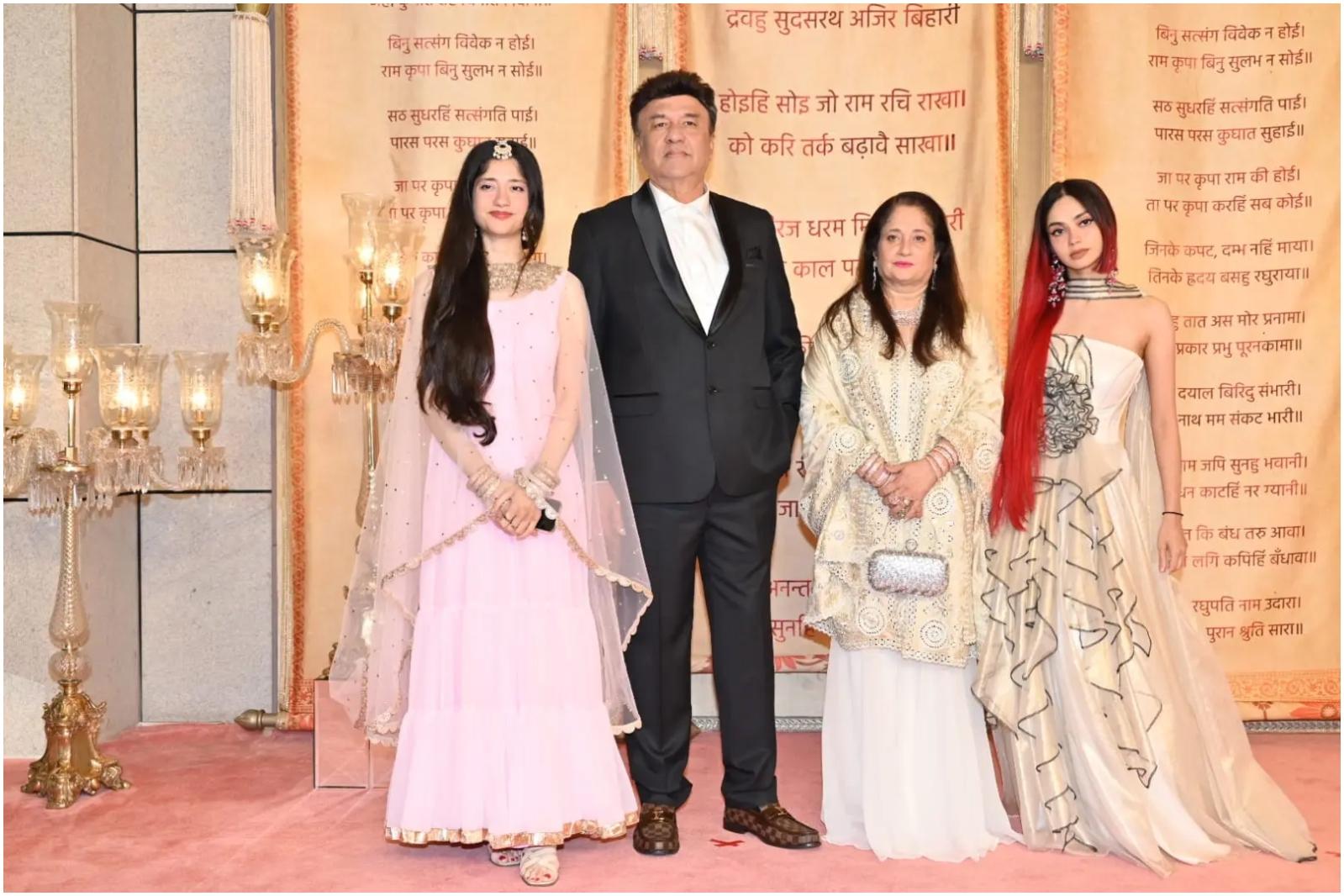 मंगल उत्सव में अनु मलिक अपने खुशहाल परिवार के साथ पहुंचे.