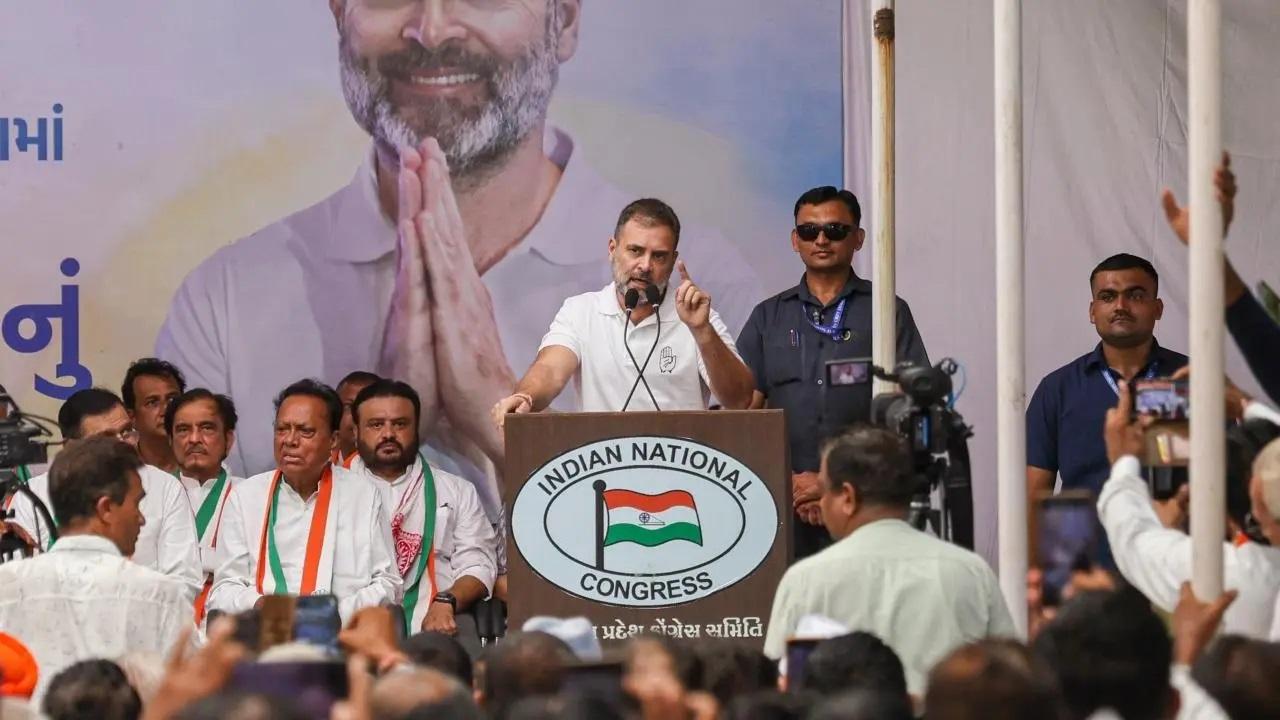 अहमदाबाद में पार्टी कार्यकर्ताओं को संबोधित करते हुए राहुल गांधी ने भाजपा की लोकसभा सीट पर हार का जिक्र किया, जिसमें अयोध्या भी शामिल है. उन्होंने दावा किया कि इंडिया अलायंस ने पूर्व भाजपा प्रमुख लालकृष्ण आडवाणी द्वारा शुरू किए गए आंदोलन को हरा दिया है. 