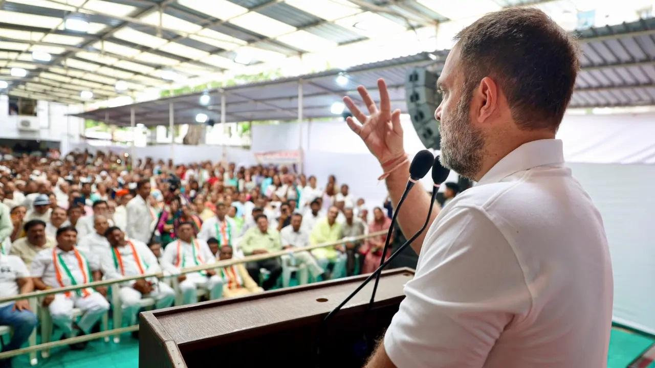 बजरंग दल के सदस्यों ने एक प्रदर्शन किया लोकसभा में भाषण के दौरान राहुल गांधी द्वारा हिंदू धर्म से संबंधित टिप्पणी के विरोध में प्रदर्शन. प्रदर्शनकारियों को गुजरात पुलिस ने हिरासत में लिया.