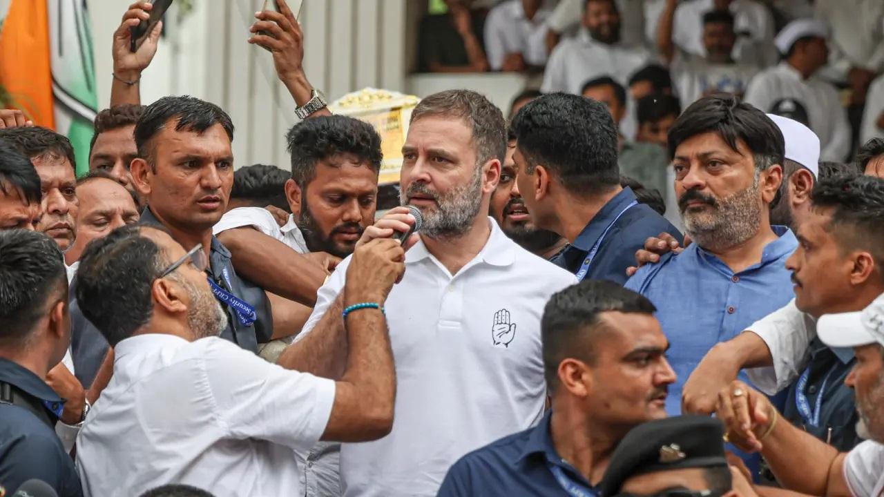 कांग्रेस नेता पार्टी कार्यकर्ताओं और राजकोट गेमिंग जोन त्रासदी के पीड़ितों से मिलने के लिए दिन में पहले अहमदाबाद पहुंचे.