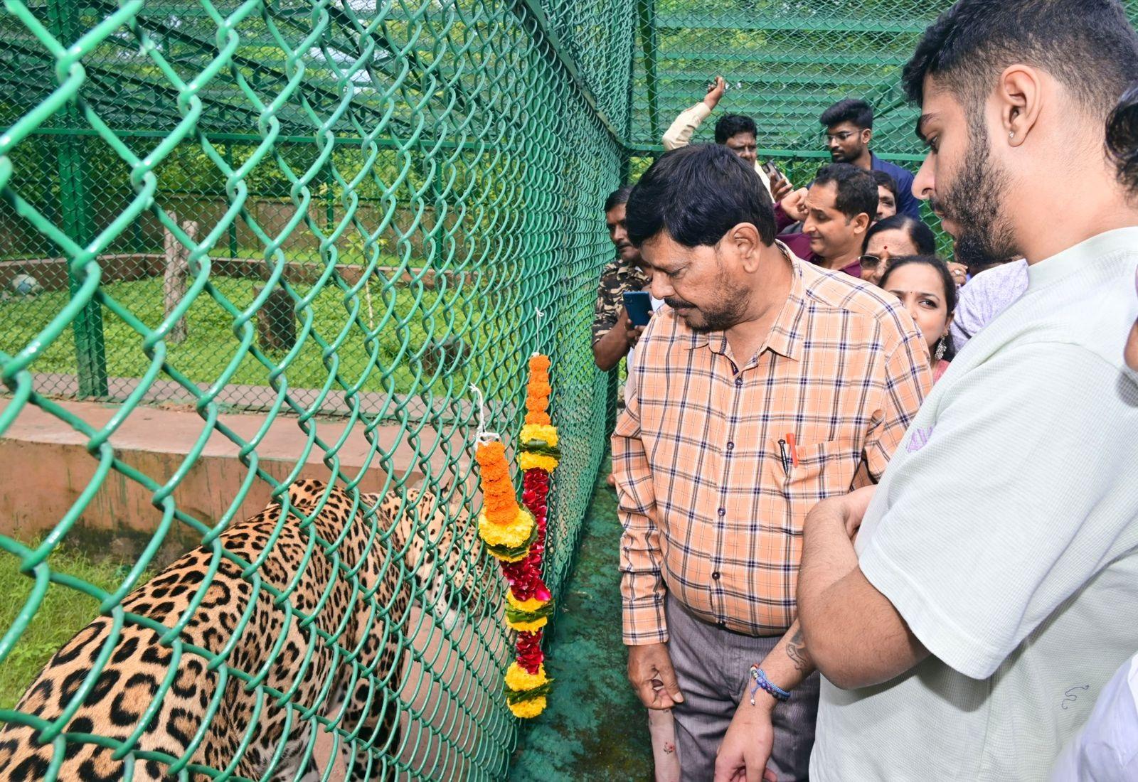 बता दें, वन्यजीव दत्तक ग्रहण योजना के तहत संजय गांधी राष्ट्रीय उद्यान, बोरीवली, मुंबई में टाइगर को गोद लिया है. टाइगर को गोद लेने के बाद अठावले वन विभाग को 1 लाख 20 हजार की वार्षिक लागत सौंपी. 