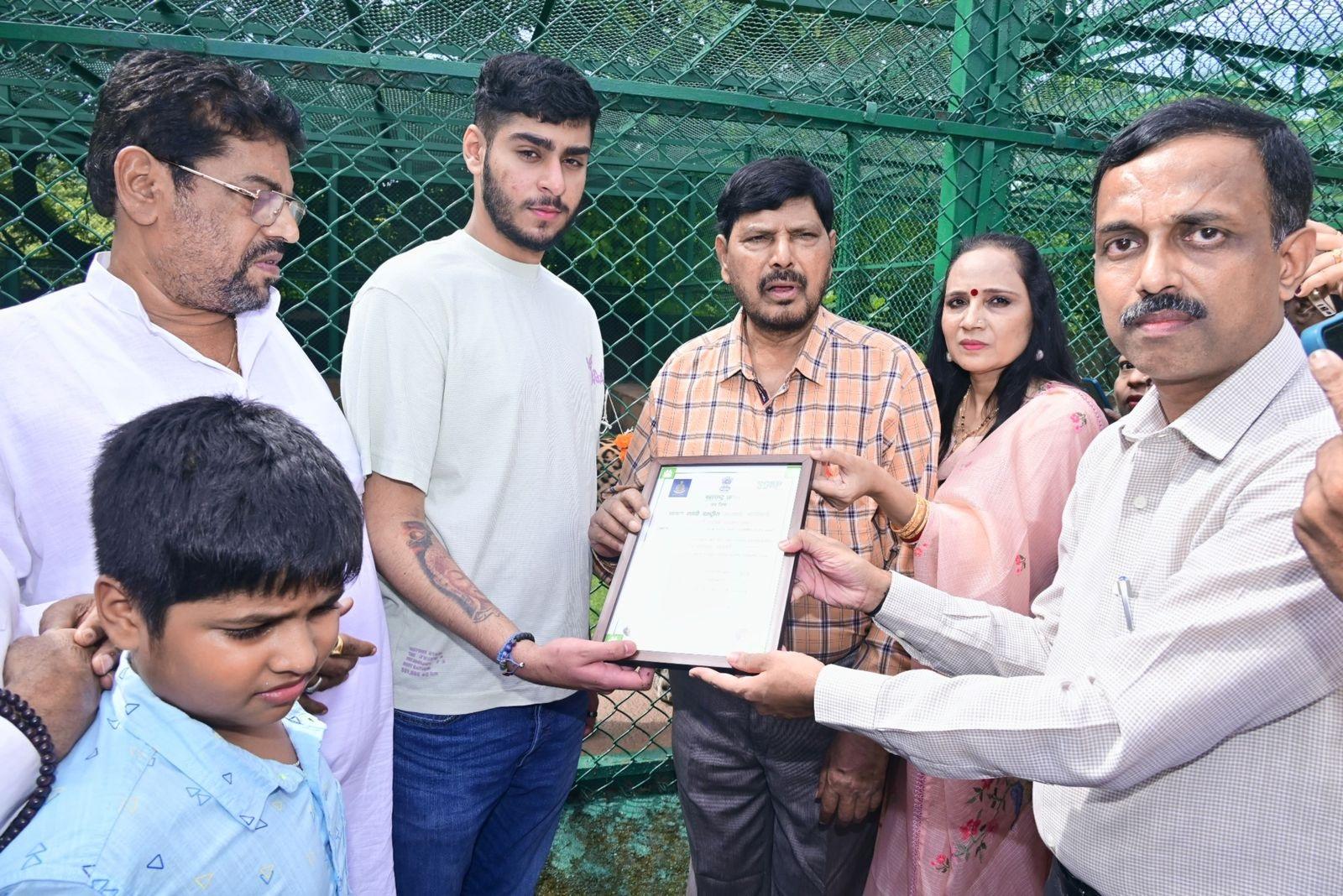 इस अवसर पर वन विभाग के वन निदेशक एस. मल्लिकार्जुन, उप निदेशक रेवती कुलकर्णी, सीमाताई आठवले, रामदास आठवले के भाई संतोष आठवले और आठवले परिवार के सभी सदस्य उपस्थित थे.