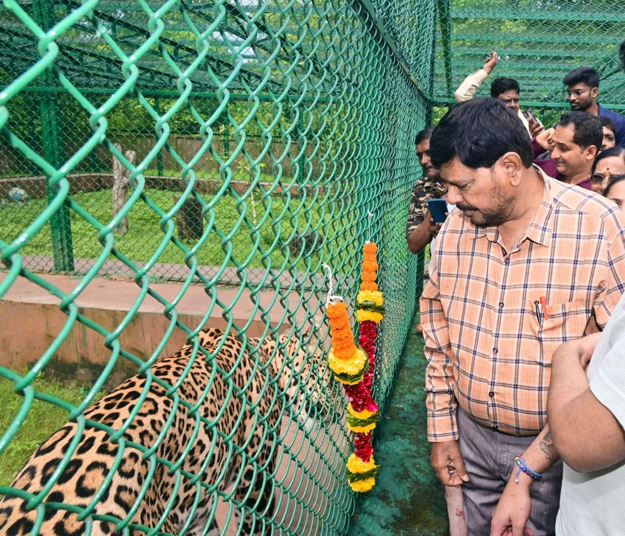 मीडिया से बातचीत में अठावले ने कहा, `संजय गांधी राष्ट्रीय उद्यान में कन्हेरी गुफाएं एक विश्व धरोहर स्थल है. कन्हेरी गुफाओं को यूएनओ द्वारा विश्व धरोहर स्थल और यूएनओ के संरक्षित स्थलों के विश्व मानचित्र में एक विश्व संरक्षित स्थल के रूप में सूचीबद्ध किया जाना चाहिए. 