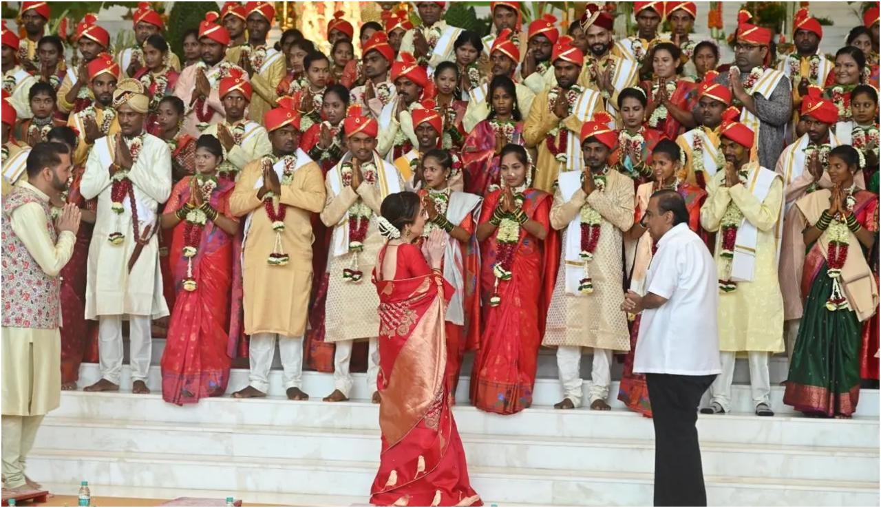 विवाह समारोह में 800 से अधिक लोग शामिल हुए, जिनमें दुल्हन और दूल्हे के परिवार के सदस्य, स्थानीय सामाजिक कार्यकर्ता और समुदाय के सदस्य शामिल थे. समारोह के बाद सभी उपस्थित लोगों के लिए एक भव्य रात्रिभोज का आयोजन किया गया, जिससे उत्सव और एकजुटता की भावना को बढ़ावा मिला.