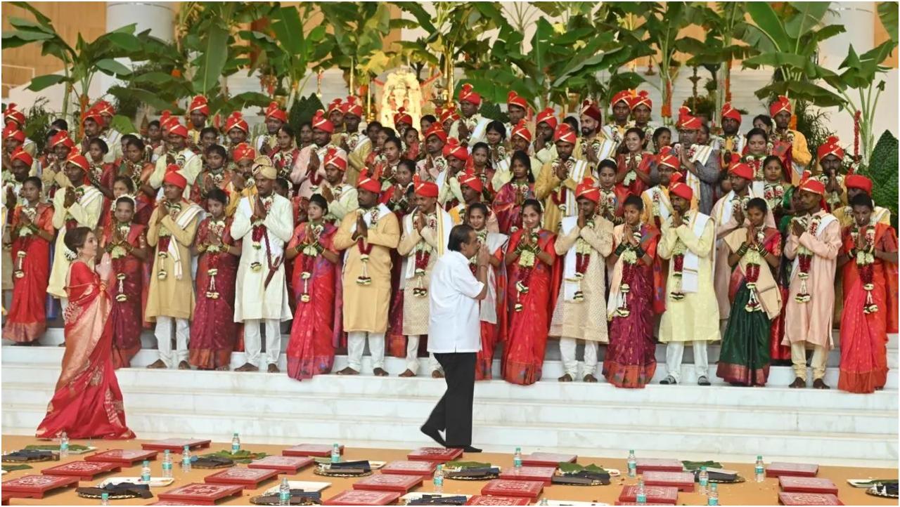 सद्भावना के तौर पर, प्रत्येक जोड़े को मंगलसूत्र, शादी की अंगूठियाँ और नाक की अंगूठी सहित सोने के आभूषण भेंट किए गए. उन्हें पैर की अंगूठियाँ और पायल जैसे चांदी के आभूषण भी दिए गए. इसके अलावा, प्रत्येक दुल्हन को उसके `स्त्रीधन` के रूप में 1.01 लाख (एक लाख एक हजार) रुपये का चेक भेंट किया गया. प्रत्येक जोड़े को एक वर्ष के लिए पर्याप्त किराने और घरेलू सामान भी उपहार में दिए गए, जिसमें 36 आवश्यक वस्तुएँ और बर्तन, गैस स्टोव, मिक्सर और पंखा जैसे उपकरण, साथ ही एक गद्दा और तकिया शामिल हैं.