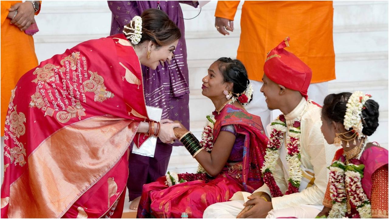 श्रीमती नीता अंबानी और श्री मुकेश अंबानी अपने परिवार के सदस्यों के साथ समारोह में शामिल हुए और जोड़ों को अपनी हार्दिक शुभकामनाएं दीं, जिससे इस शुभ अवसर में एक व्यक्तिगत स्पर्श जुड़ गया.