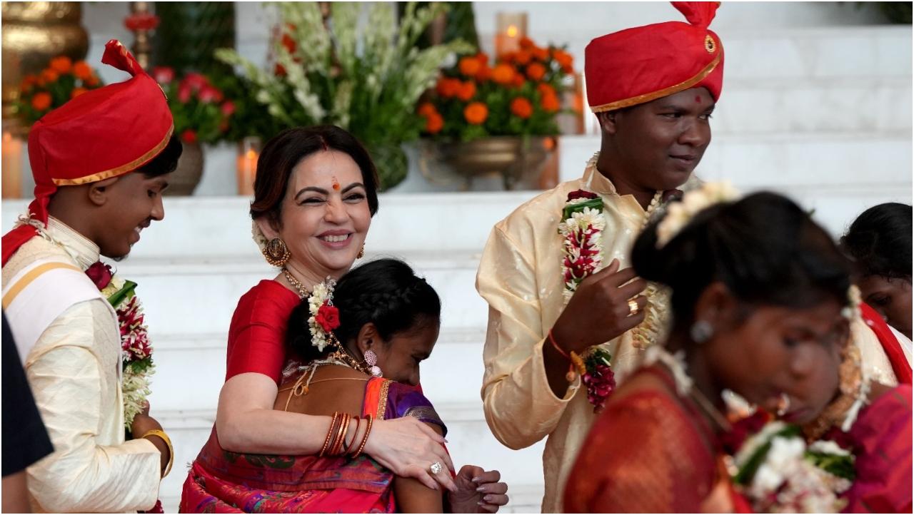 अंबानी परिवार की इस पहल ने न केवल जोड़ों के मिलन का जश्न मनाया, बल्कि सामाजिक कल्याण और सामुदायिक समर्थन के प्रति उनकी प्रतिबद्धता को भी उजागर किया है.