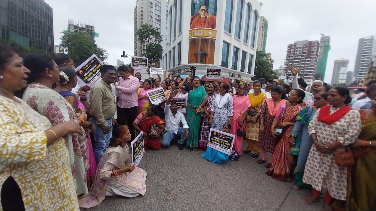 शिवसेना भवन दादर के बाहर विरोध नारेबाजी करते शिवसेना (यूबीटी) कार्यकर्ता. (फोटोज़/आशीष राजे)
