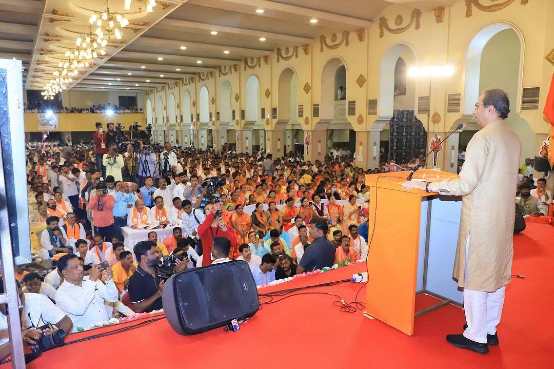 उद्धव ठाकरे ने कहा, `लोकसभा के बाद पहली बैठक संभाजीनगर में हो रही है, चुनाव हारने का मतलब जीवन का अंत नहीं है. लेकिन वफादारी महत्वपूर्ण है.`