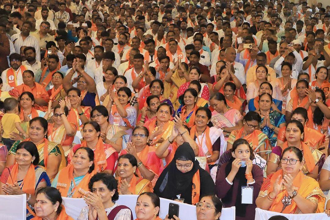 ठाकरे ने कहा, `शिवसेना पार्टी टूट गई. शरद पवार की पार्टी टूट गई. अब वह जनता के परिवार को तोड़ने जा रहे हैं. राज के उद्योगों को महाराष्ट्र से गुजरात ले जाया जा रहा है. गुजरात का फायदा कराया जा रहा है.`