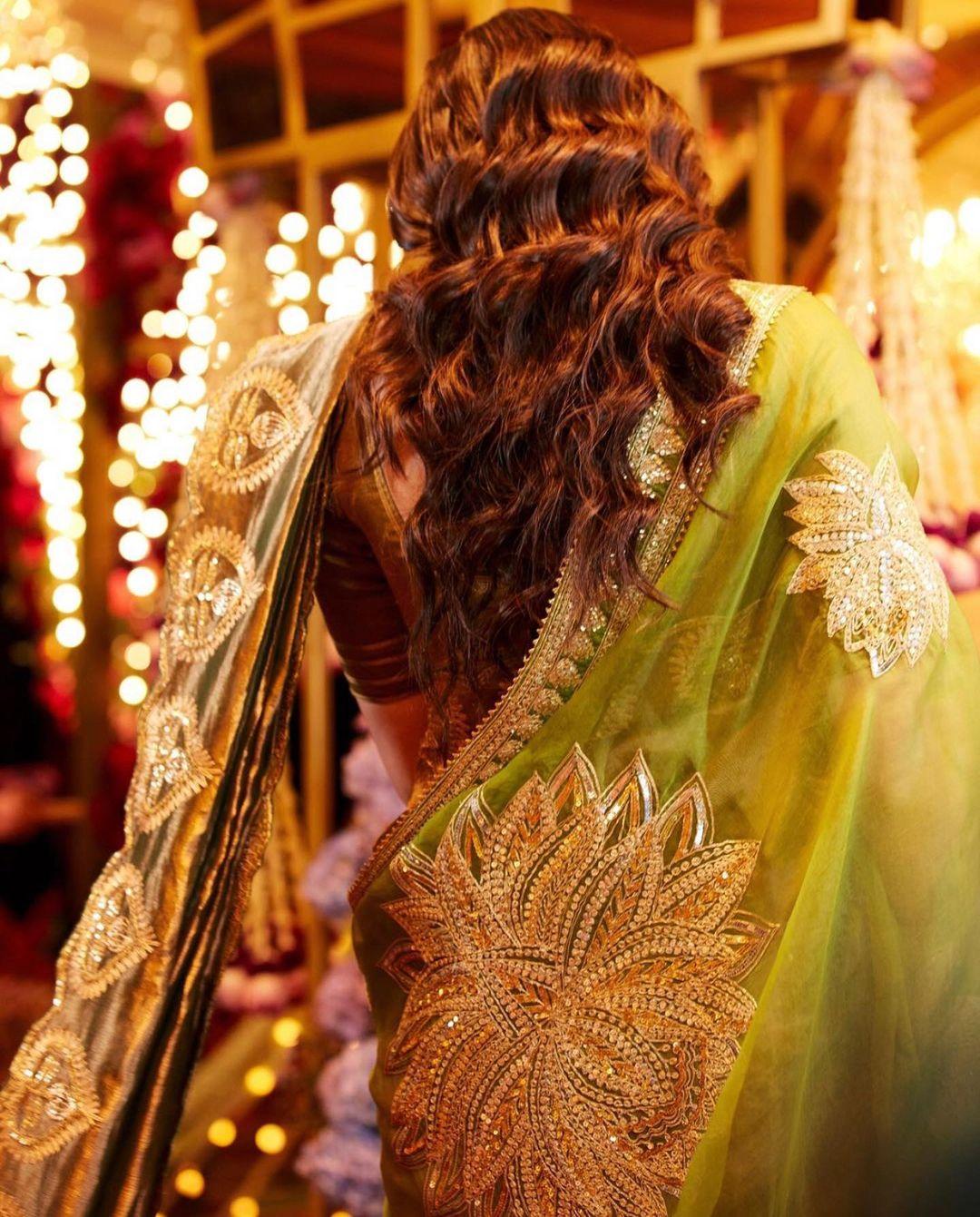देवर अनंत अंबानी के प्री-वेडिंग फंक्शन में श्लोका एक से बढ़कर एक स्टाइल स्टेटमेंट से लोगों को सरप्राइज करती दिखी. बता दें, श्लोका मेहता अंबानी फैमिली के बेटे आकाश की पत्नी है. 
