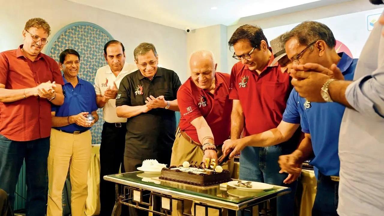 द लीजेंड्स क्लब के सदस्य बुधवार को वानखेड़े में सुनील गावस्कर का 75वां जन्मदिन मनाते हुए. Pic/Atul Kamble