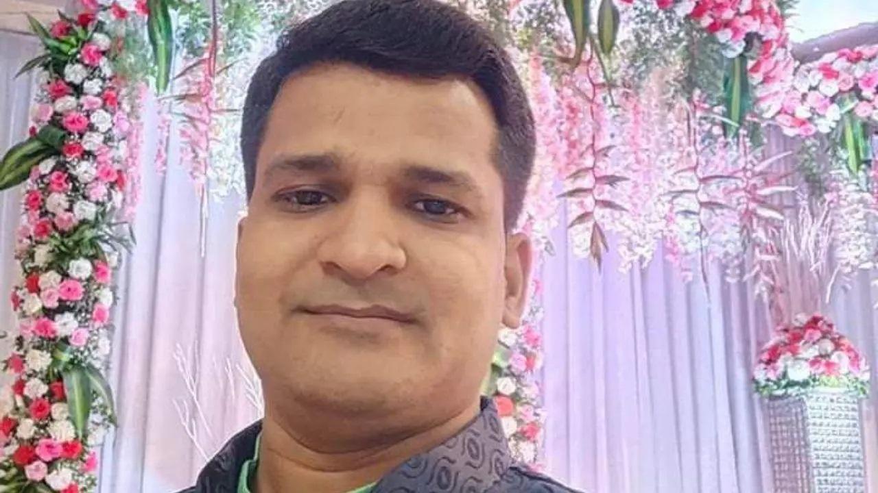 जांच के दौरान पुलिस को उसकी जेब से उसका जला हुआ फोन मिला.