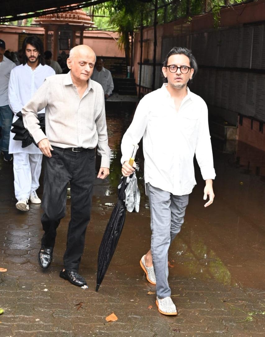 मुकेश भट्ट भी अंतिम विदाई देने के लिए श्मशान घाट पहुंचे. 