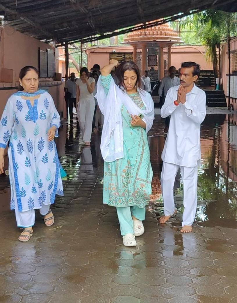 इकलौती बेटी तिशा कुमार के अंतिम संस्कार में मां तान्या सिंह भी बेहद दुखी नजर आई. Photos Pallav Paliwal