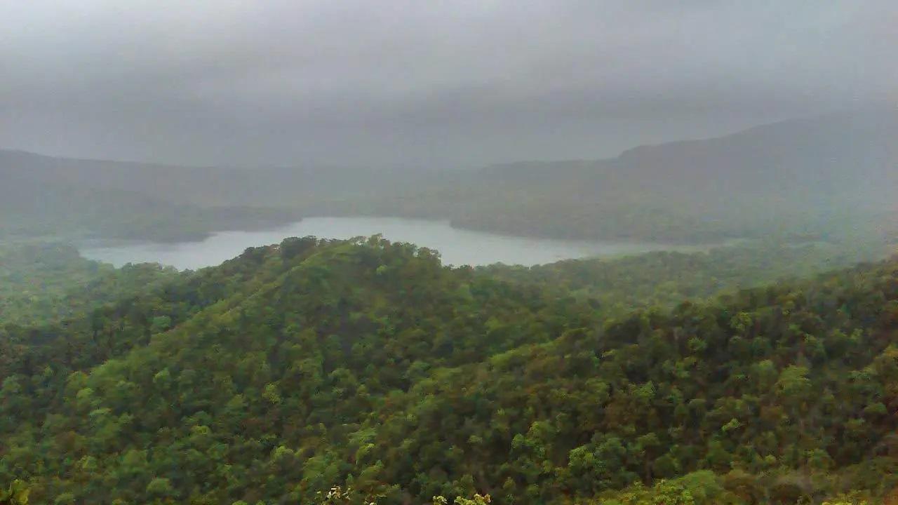 तुलसी झील शहर को पानी की आपूर्ति करने वाली सात झीलों में से सबसे छोटी है.
