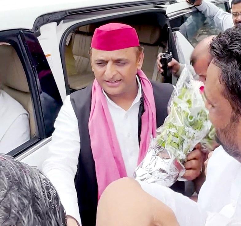 अनंत-राधिका की शादी में शामिल होने के लिए अखिलेश यादव भी पहुंचे, उन्हें प्राइवेट एयरपोर्ट पर स्पॉट किया गया.