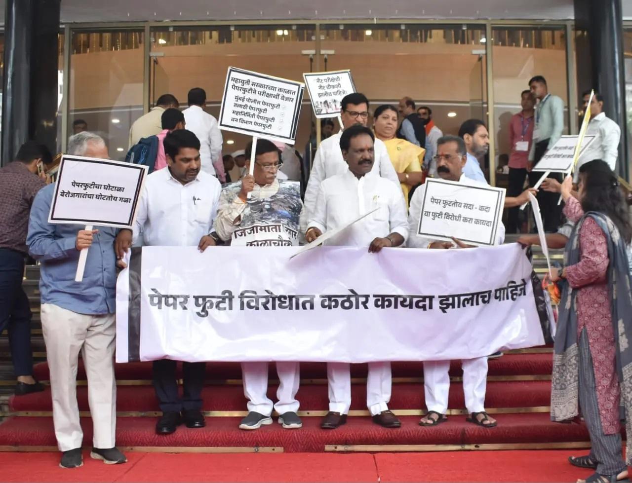 फडणवीस ने राज्य विधानसभा में प्रश्नकाल के दौरान सरकारी नौकरियों में भर्ती के मुद्दे पर एक पूरक प्रश्न का उत्तर देते हुए यह घोषणा की.