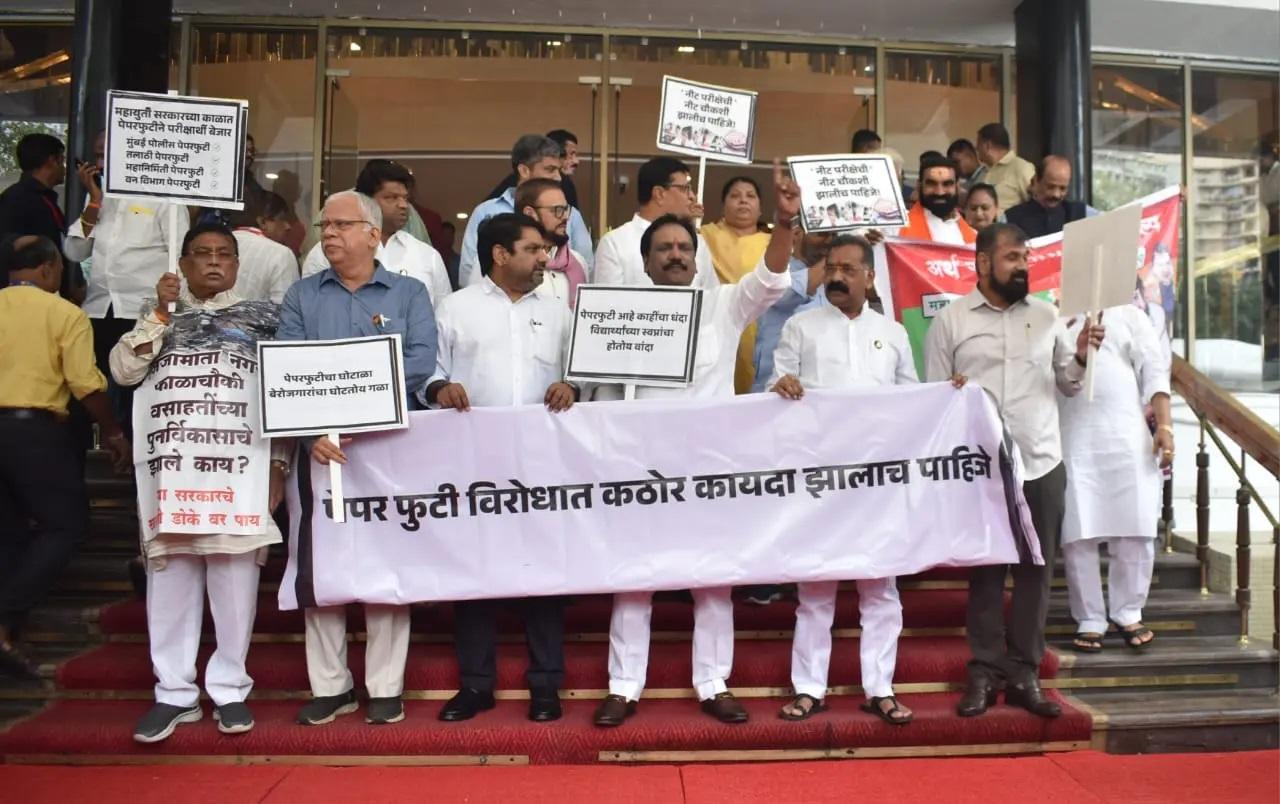 विपक्षी नेताओं ने पेपर लीक रोकने और दोषियों को सजा दिलाने के लिए सख्त कानून बनाने की मांग करते हुए नारे लगाए.