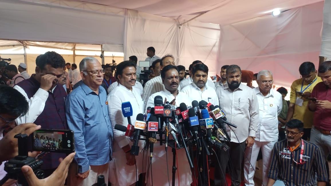 फडणवीस ने कहा कि सरकार पेपर लीक रोकने के लिए एक मजबूत कानून बनाएगी कानून बनाने के लिए इसी सत्र में विधेयक पेश किया जाएगा.