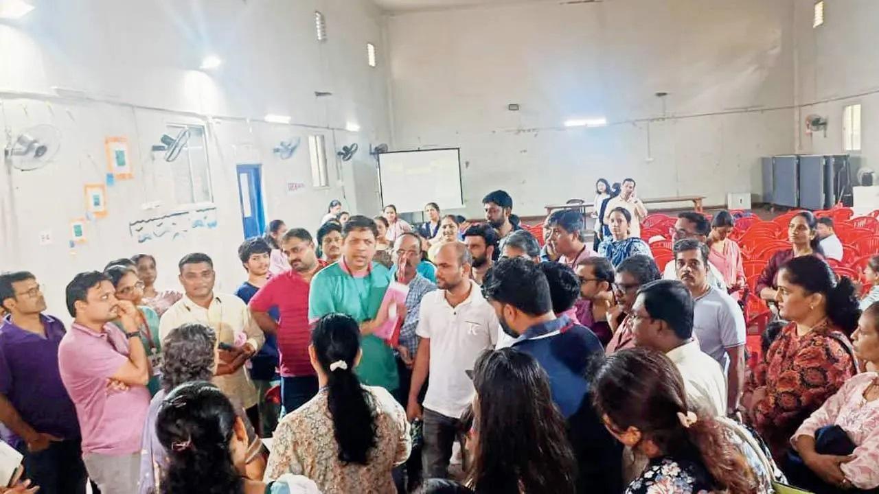 ऐरोली में डीएवी पब्लिक स्कूल के बाहर अभिभावक एकत्र हुए