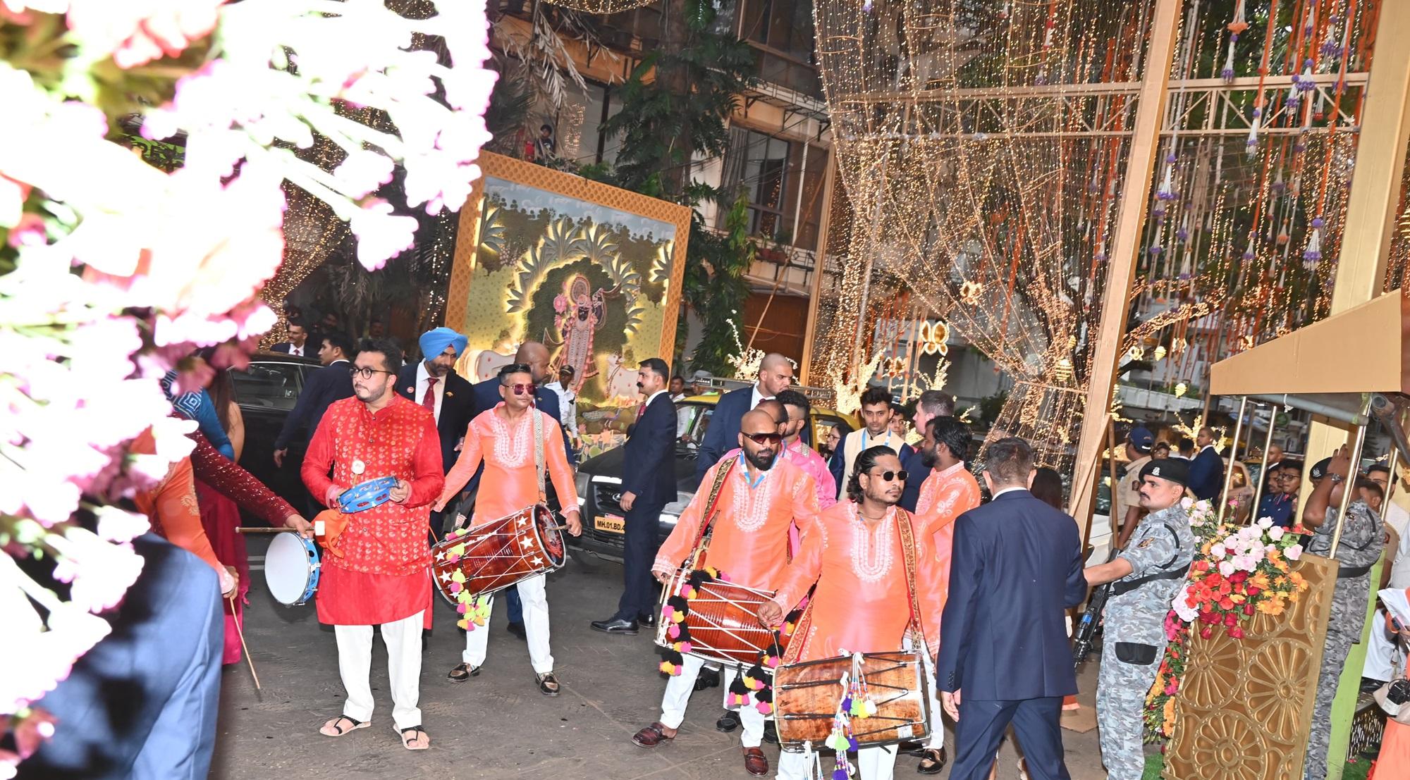 ढोल ताशों के साथ ग्रैंड वेडिंग की रस्मों का आगाज़ किया गया.